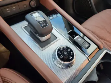 MITSUBISHI Plug-in Hybrid Outlander Top 4WD Luxury Launch-P