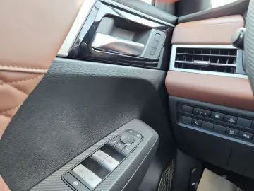 MITSUBISHI Plug-in Hybrid Outlander Top 4WD Luxury Launch-P