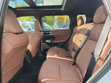 MITSUBISHI Plug-in Hybrid Outlander Top 4WD Luxury Launch-P