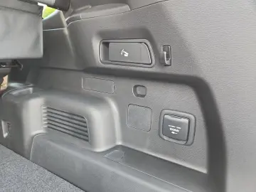 MITSUBISHI Plug-in Hybrid Outlander Top 4WD Luxury Launch-P