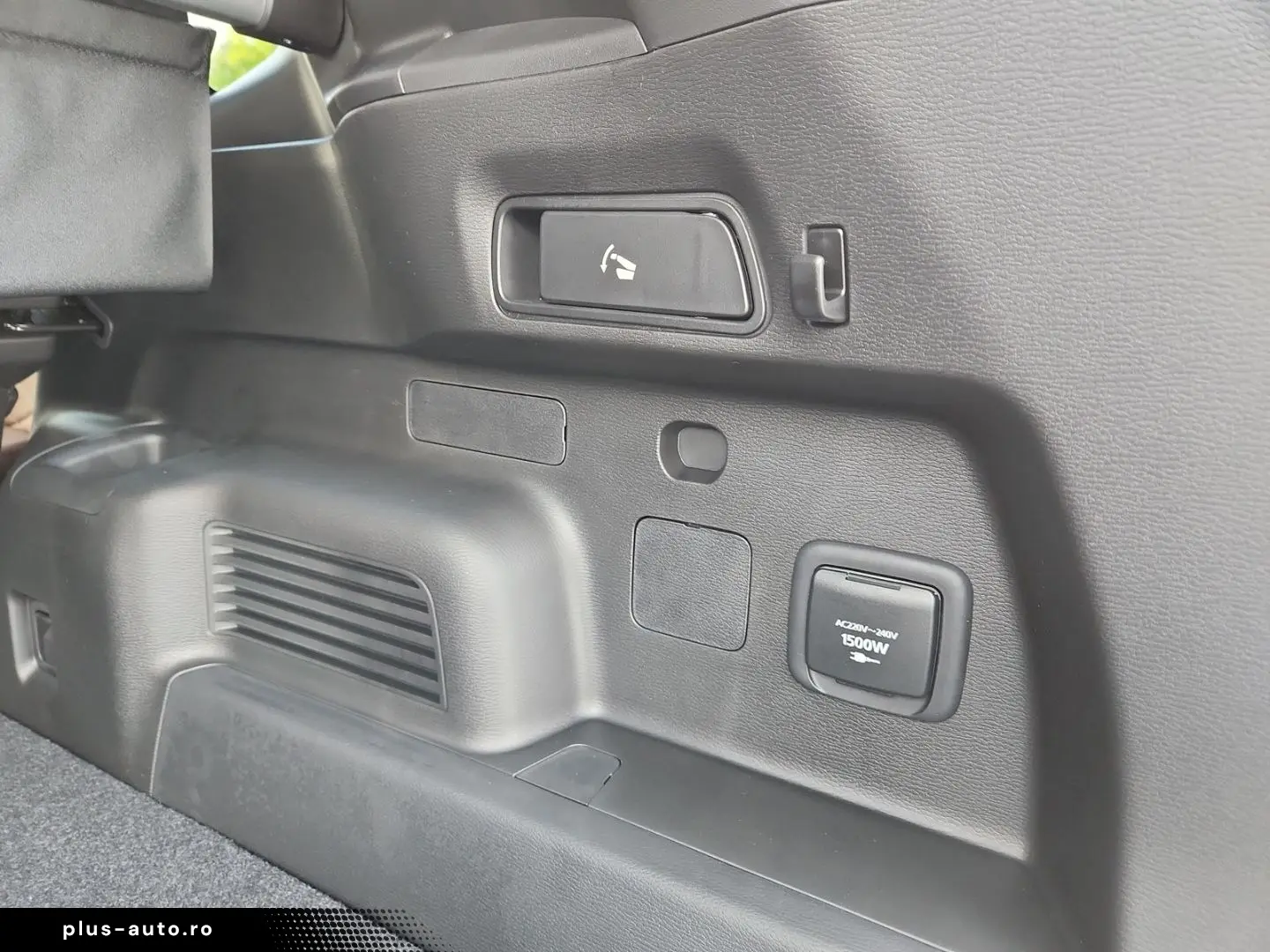 MITSUBISHI Plug-in Hybrid Outlander Top 4WD Luxury Launch-P