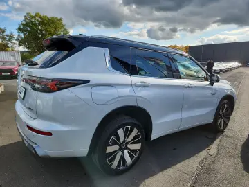 MITSUBISHI Plug-in Hybrid Outlander Top 4WD Luxury Launch-P