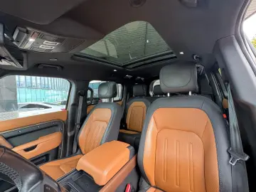 LAND ROVER Defender 110 X P300