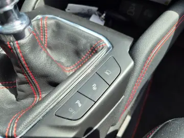 FORD Kuga ST-Line X Pano AHK 1.Hand Kamera LEDs