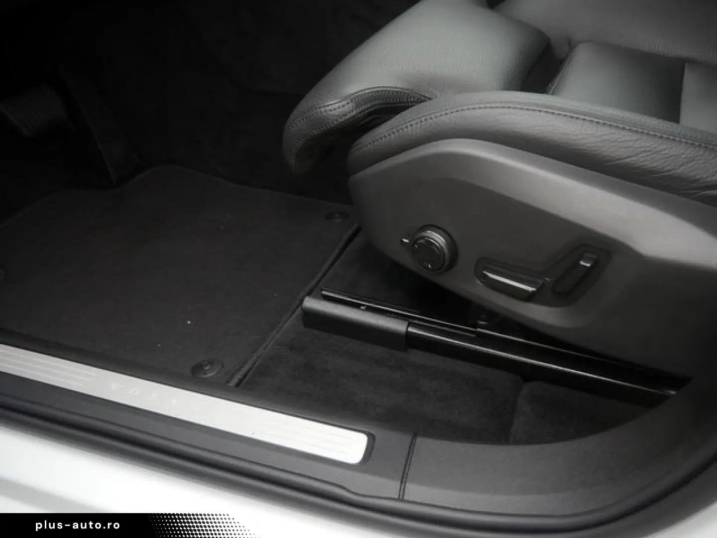 VOLVO XC60 T6 Plus Dark Recharge Plug-In Hybrid AWD