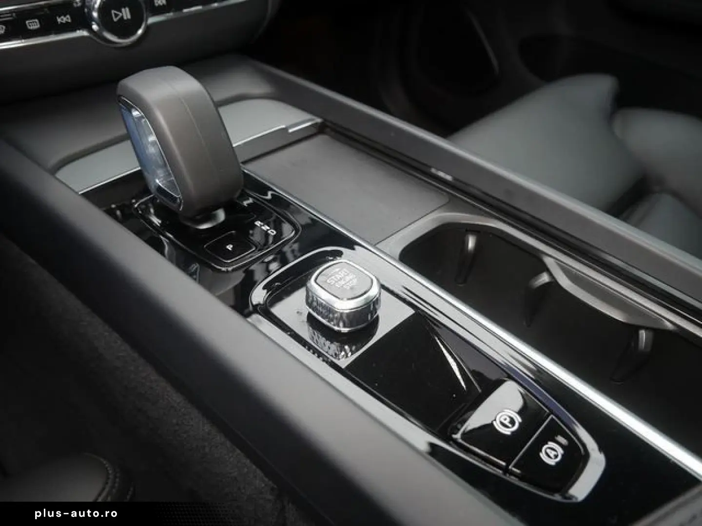 VOLVO XC60 T6 Plus Dark Recharge Plug-In Hybrid AWD