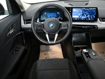 BMW iX2 20 eDrive Navi LED SH Kamera Ausparkassist