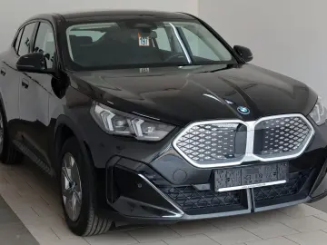 BMW iX2 20 eDrive Navi LED SH Kamera Ausparkassist