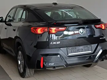 BMW iX2 20 eDrive Navi LED SH Kamera Ausparkassist