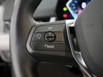 BMW iX2 20 eDrive Navi LED SH Kamera Ausparkassist