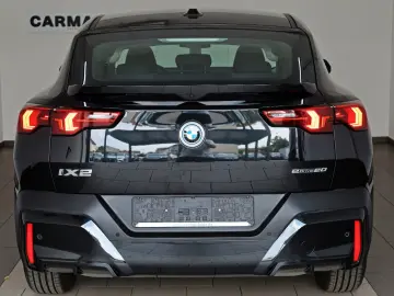 BMW iX2 20 eDrive Navi LED SH Kamera Ausparkassist