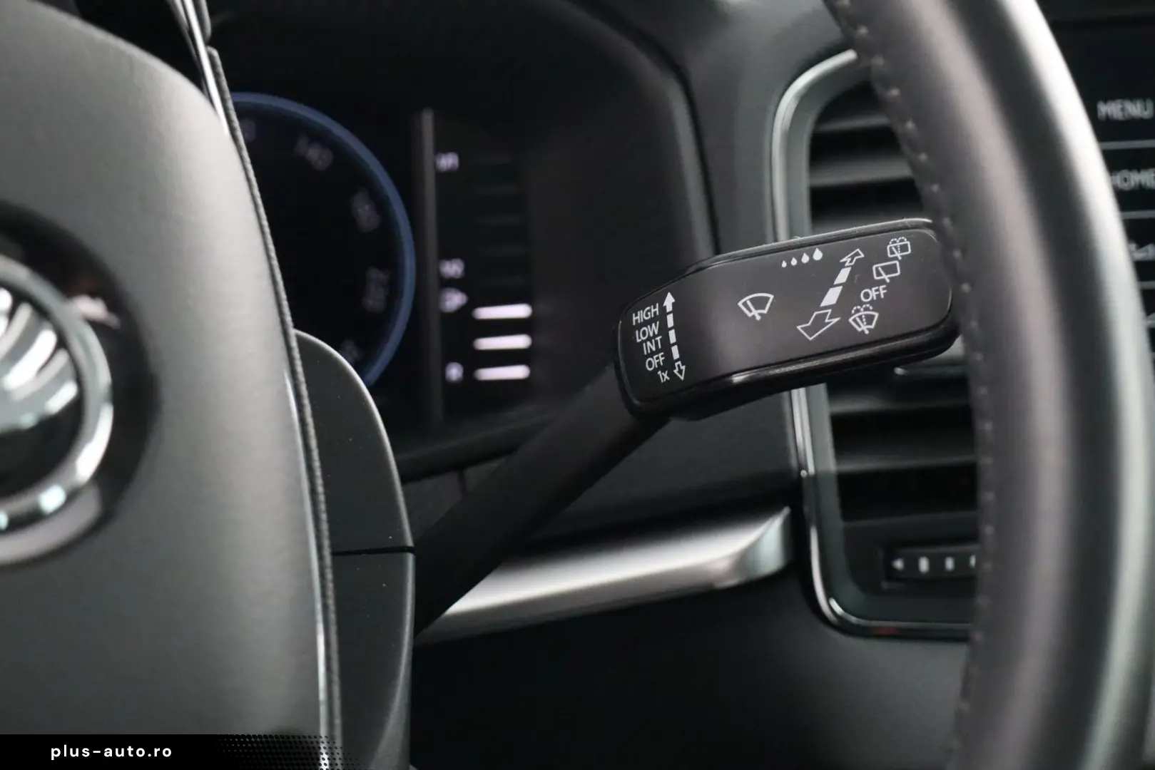 SKODA KAROQ TOUR 1.5TSI DSG PANORAMADACH 360 KAMERA