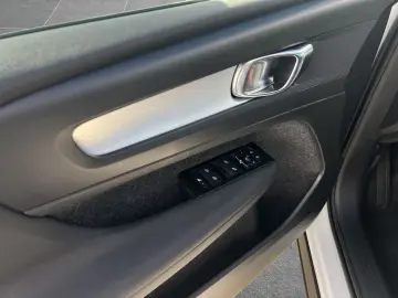 VOLVO XC40 Momentum Pro AWD SitzHz DAB ACC Navi Klima