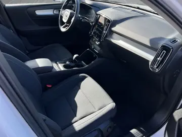 VOLVO XC40 Momentum Pro AWD SitzHz DAB ACC Navi Klima