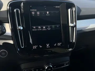 VOLVO XC40 Momentum Pro AWD SitzHz DAB ACC Navi Klima