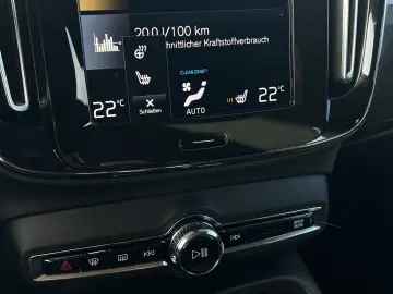 VOLVO XC40 Momentum Pro AWD SitzHz DAB ACC Navi Klima