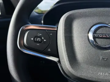 VOLVO XC40 Momentum Pro AWD SitzHz DAB ACC Navi Klima