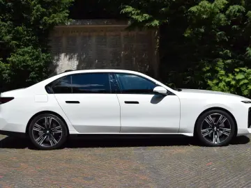 BMW 740   iconic glow  kristall paket M Sport Paket