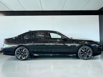 BMW 740d xDrive M Sportpaket Pro SkyLounge B&W 360