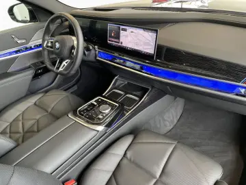 BMW 740d xDr M Sport AHK StHz SkyL B&W AutoB Iconic