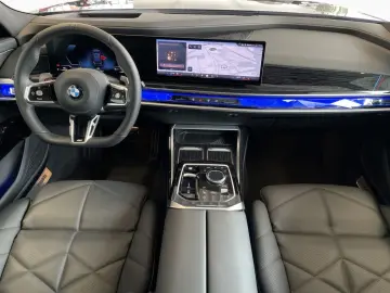 BMW 740d xDr M Sport AHK StHz SkyL B&W AutoB Iconic