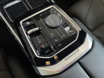BMW 740d xDr M Sport AHK StHz SkyL B&W AutoB Iconic