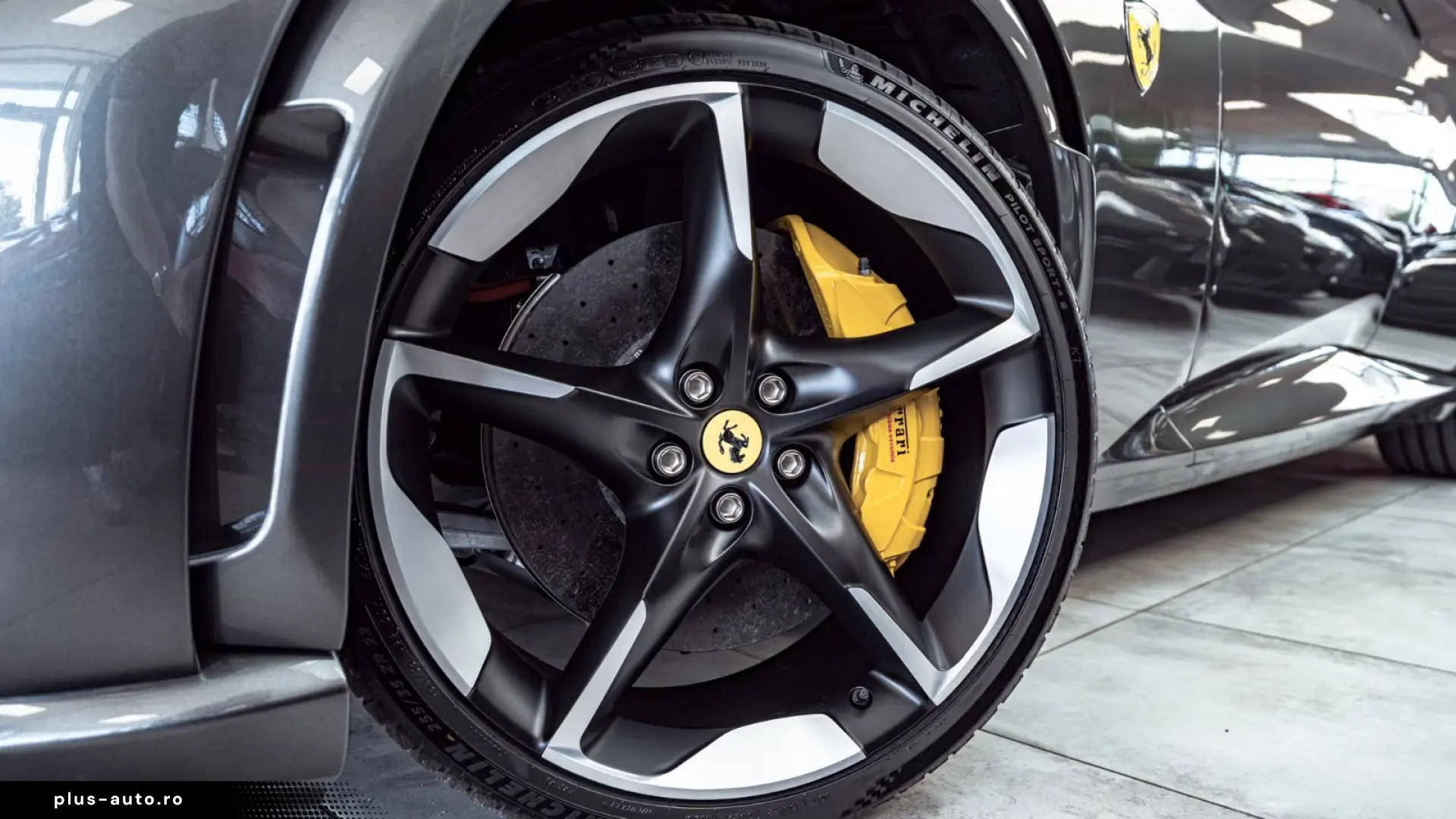 Ferrari Purosangue V12 - Carbon - Panoramic