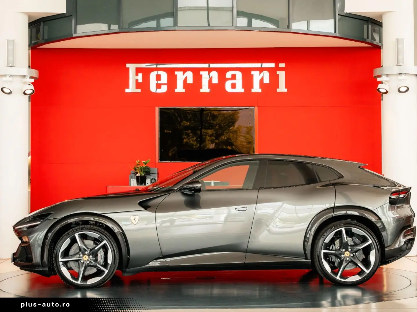 FERRARI Purosangue Lackierte Tricolore Carbon Burmester