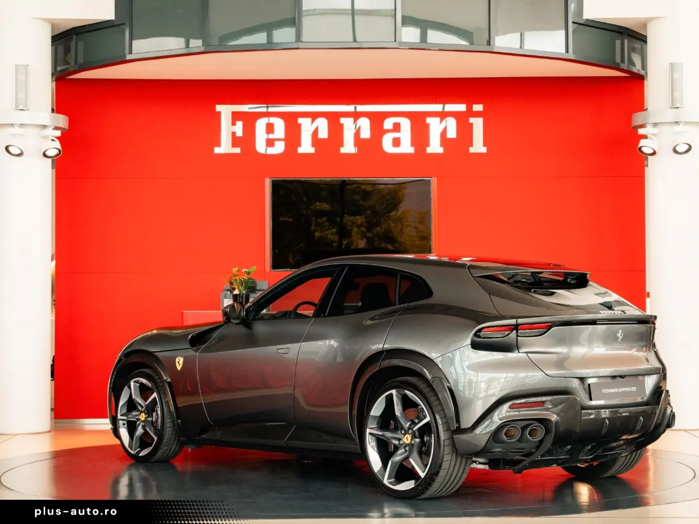 FERRARI Purosangue Lackierte Tricolore Carbon Burmester