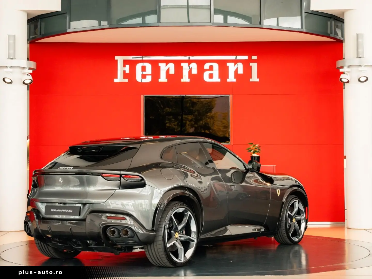 FERRARI Purosangue Lackierte Tricolore Carbon Burmester