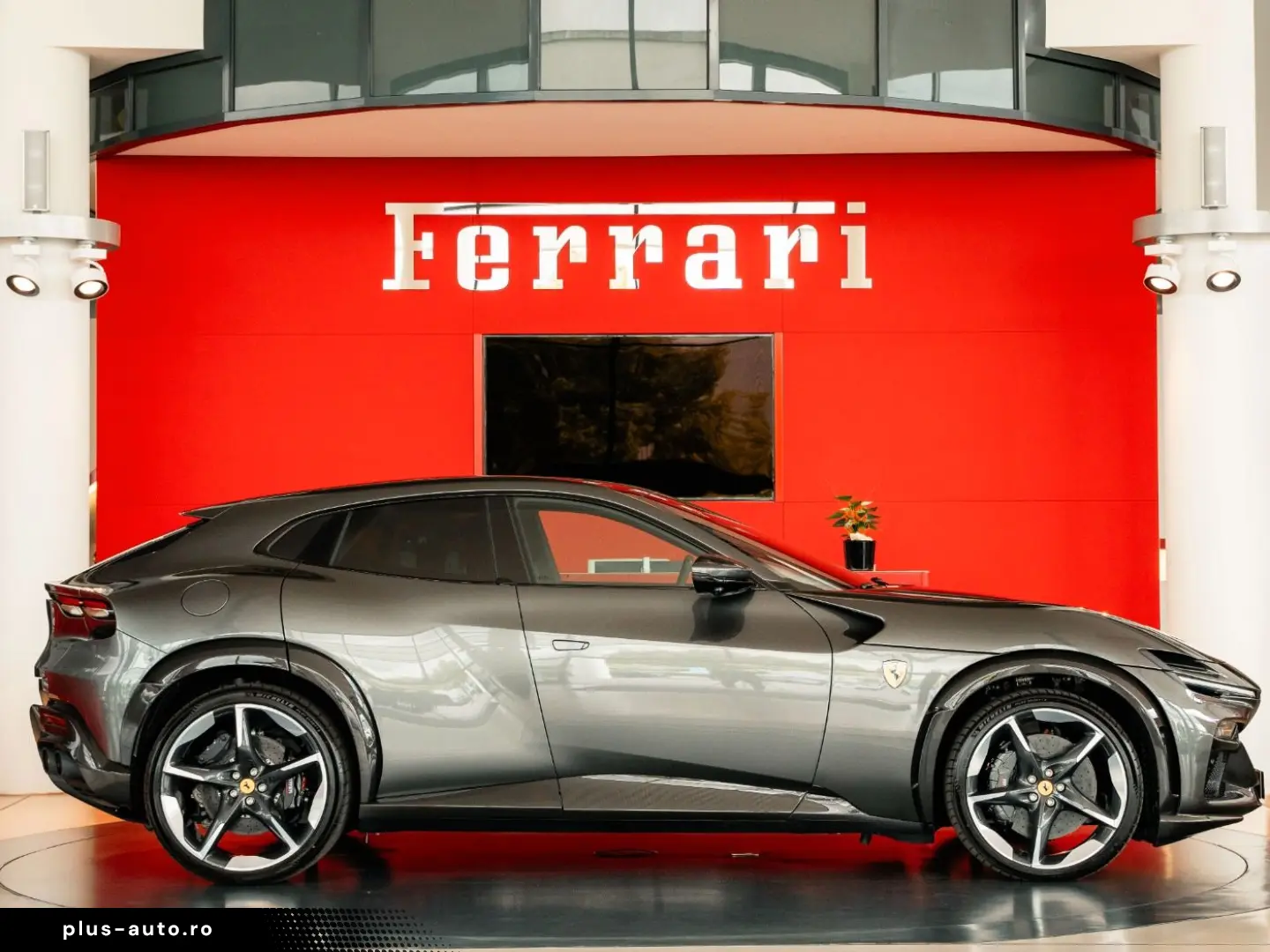 FERRARI Purosangue Lackierte Tricolore Carbon Burmester