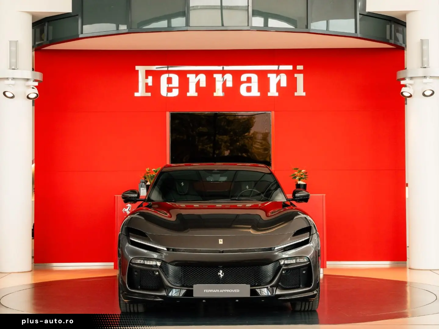FERRARI Purosangue Lackierte Tricolore Carbon Burmester