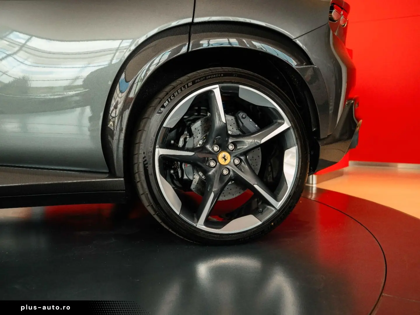 FERRARI Purosangue Lackierte Tricolore Carbon Burmester
