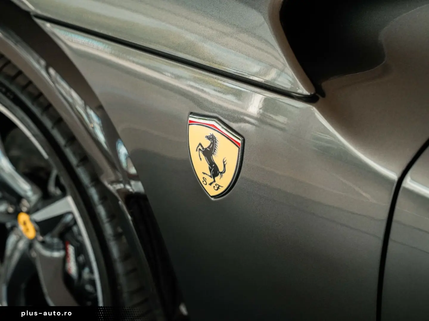 FERRARI Purosangue Lackierte Tricolore Carbon Burmester