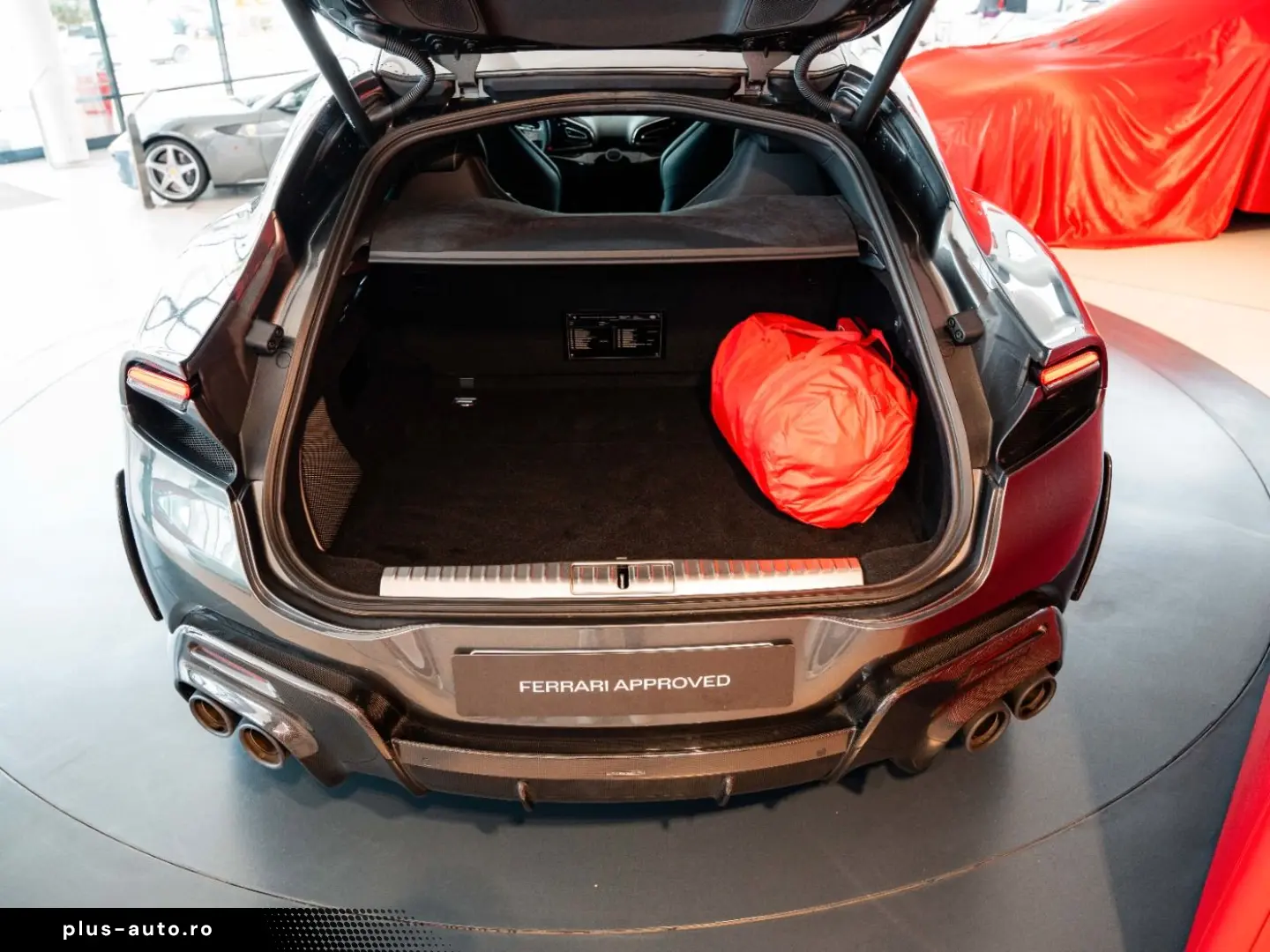 FERRARI Purosangue Lackierte Tricolore Carbon Burmester