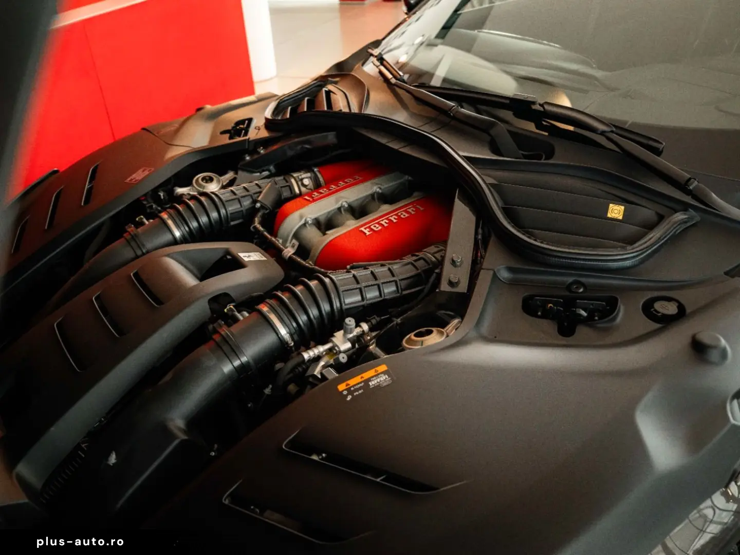 FERRARI Purosangue Lackierte Tricolore Carbon Burmester