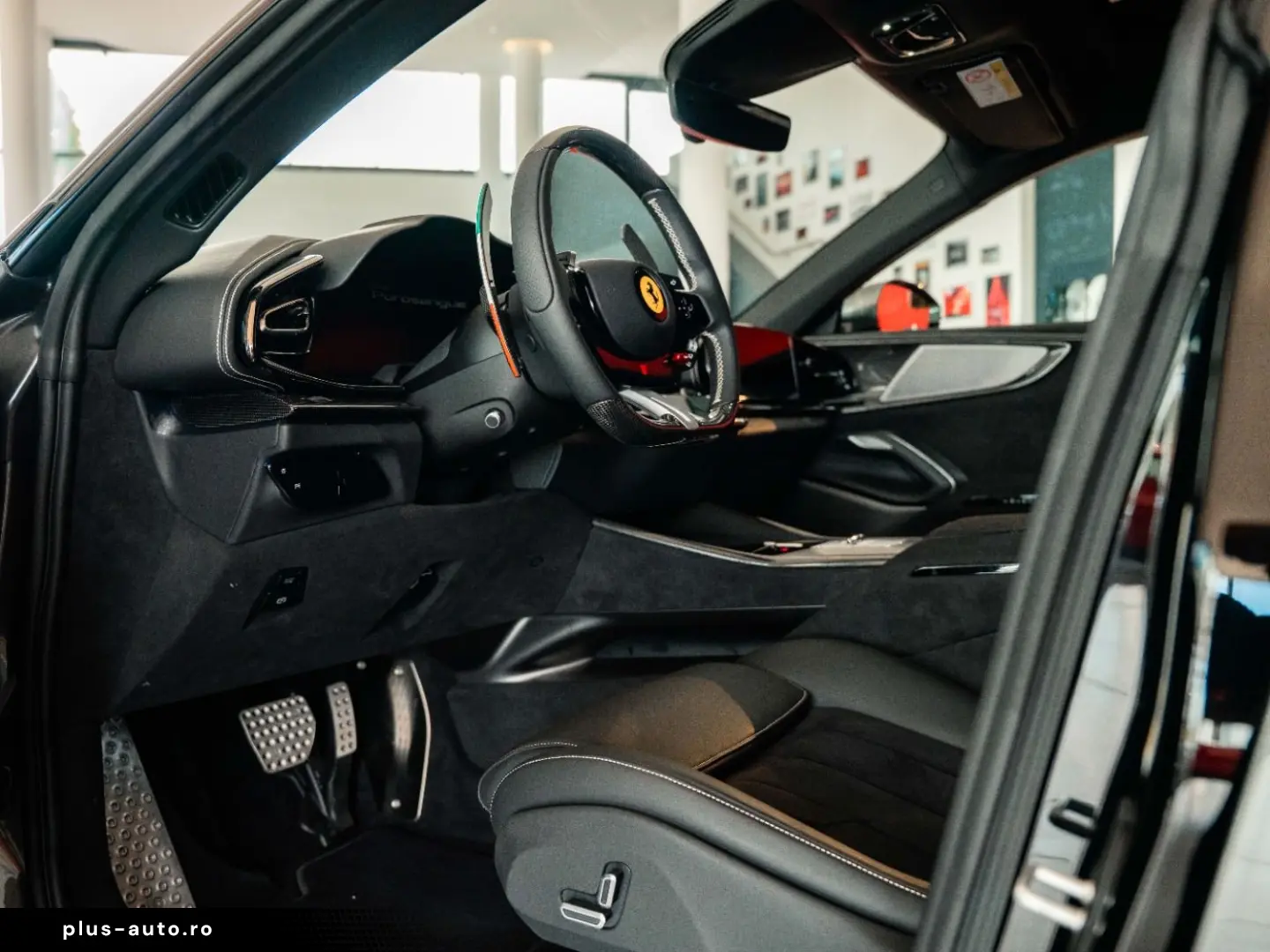 FERRARI Purosangue Lackierte Tricolore Carbon Burmester