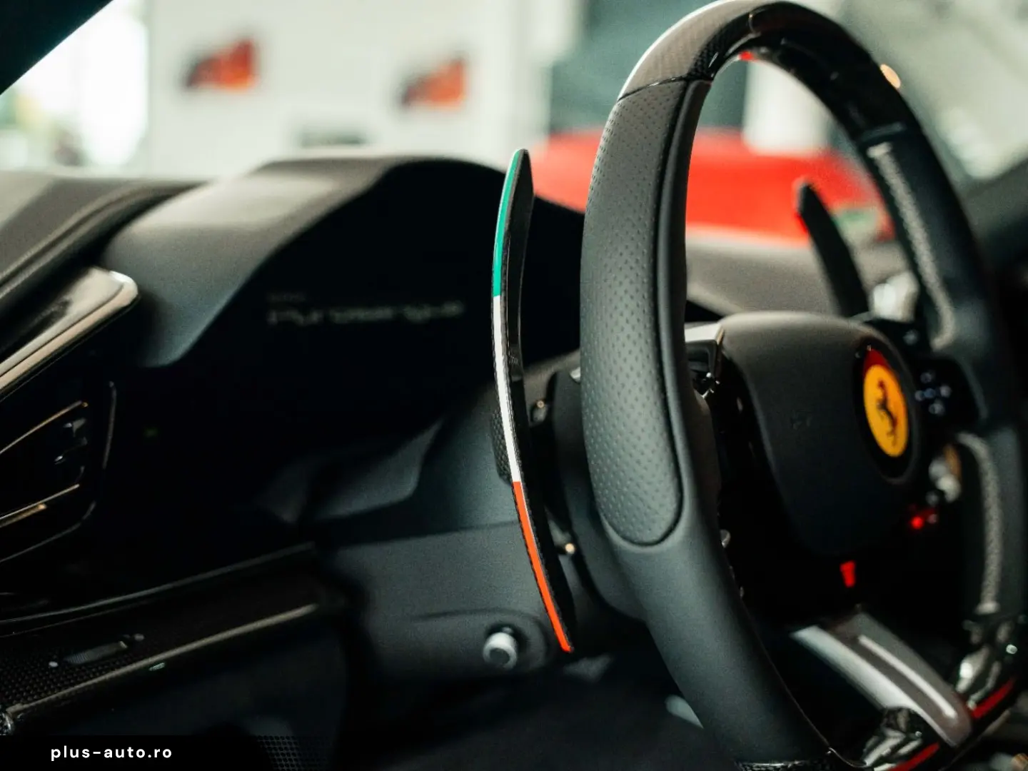 FERRARI Purosangue Lackierte Tricolore Carbon Burmester