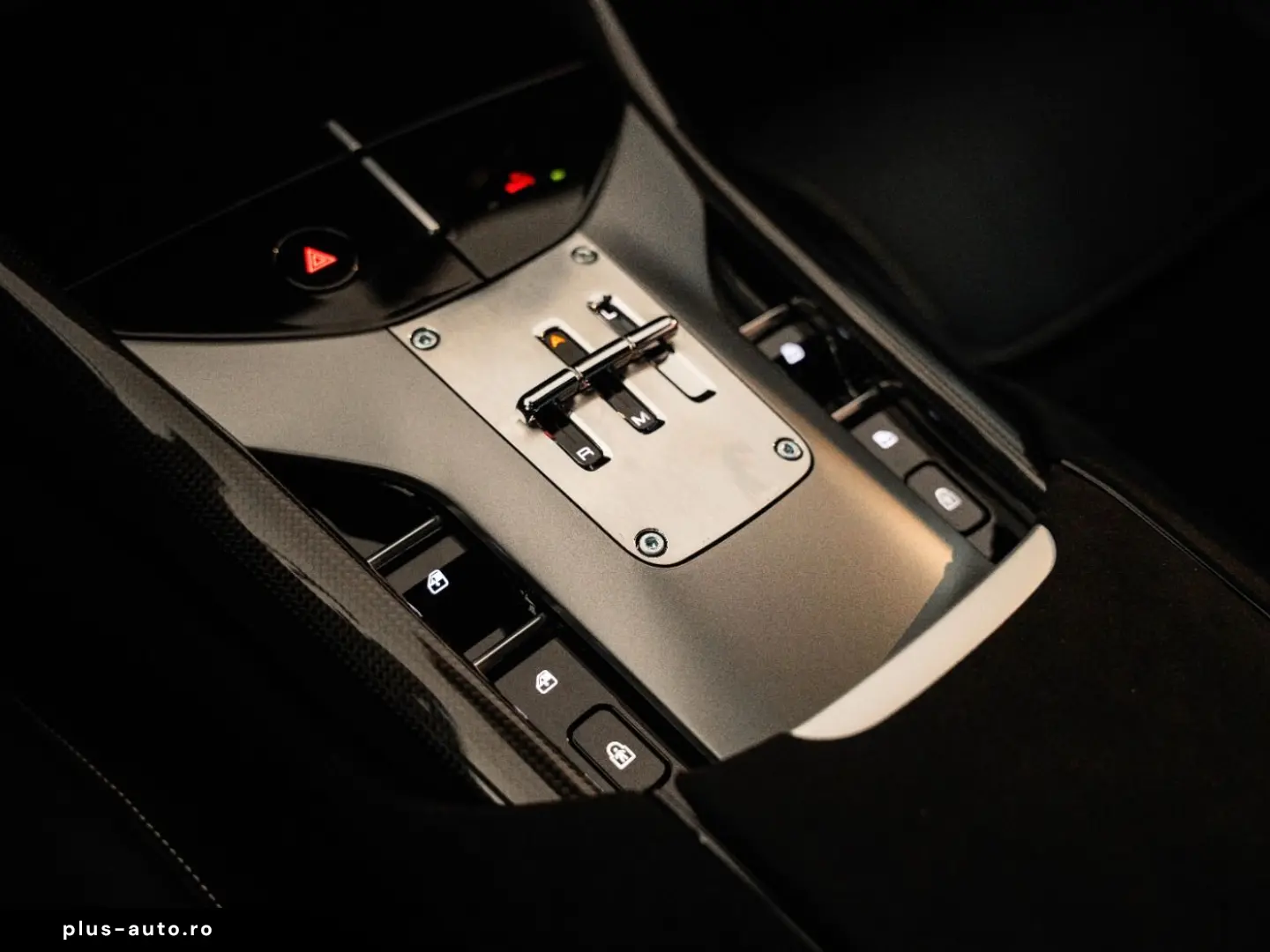 FERRARI Purosangue Lackierte Tricolore Carbon Burmester