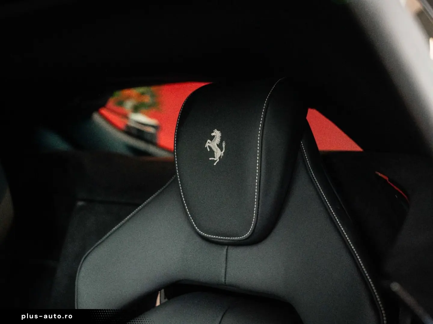 FERRARI Purosangue Lackierte Tricolore Carbon Burmester