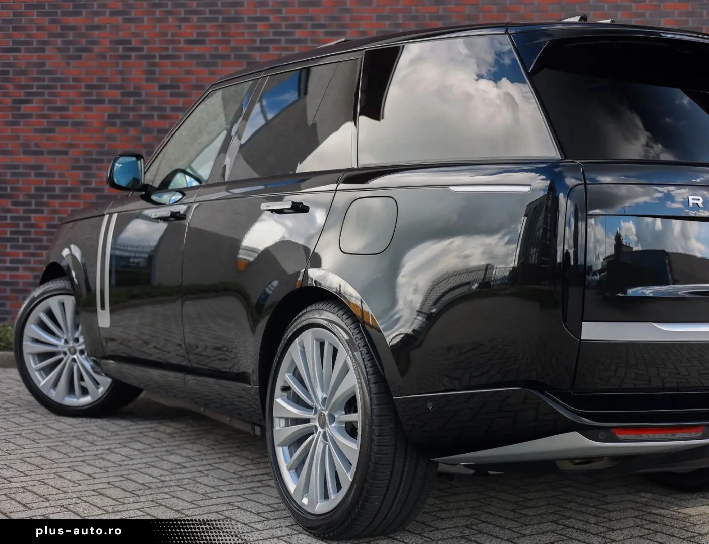 LAND ROVER Range Rover P550e Autobiography