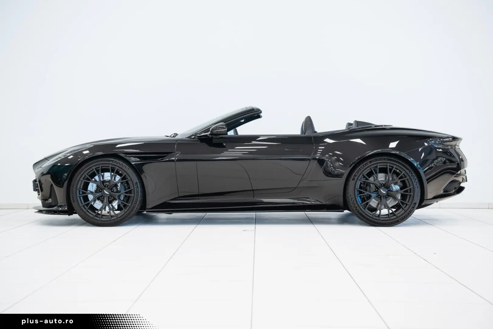 ASTON MARTIN DB12 Volante   Onyx Black   Carbon Interior