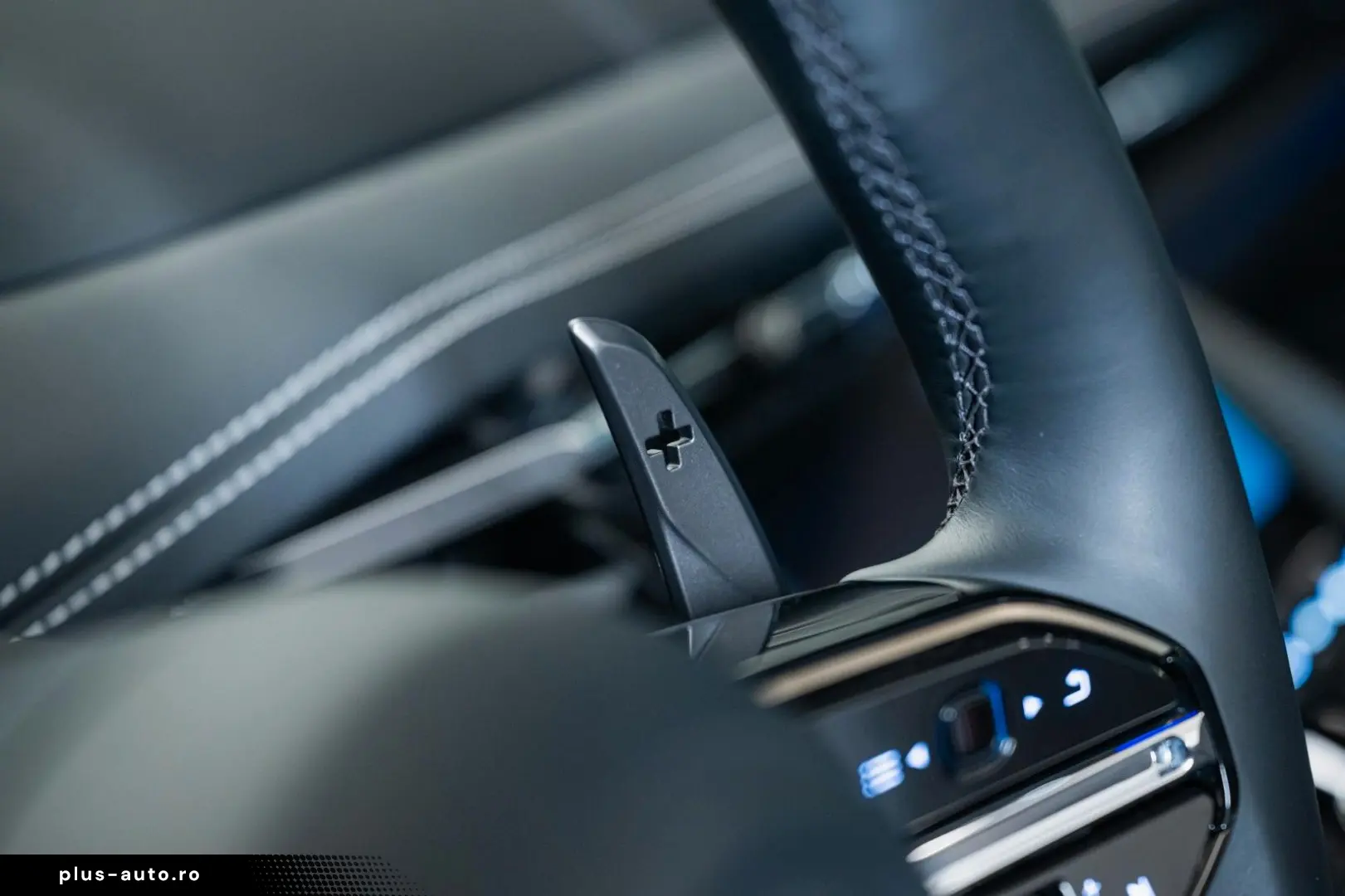 ASTON MARTIN DB12 Volante   Onyx Black   Carbon Interior