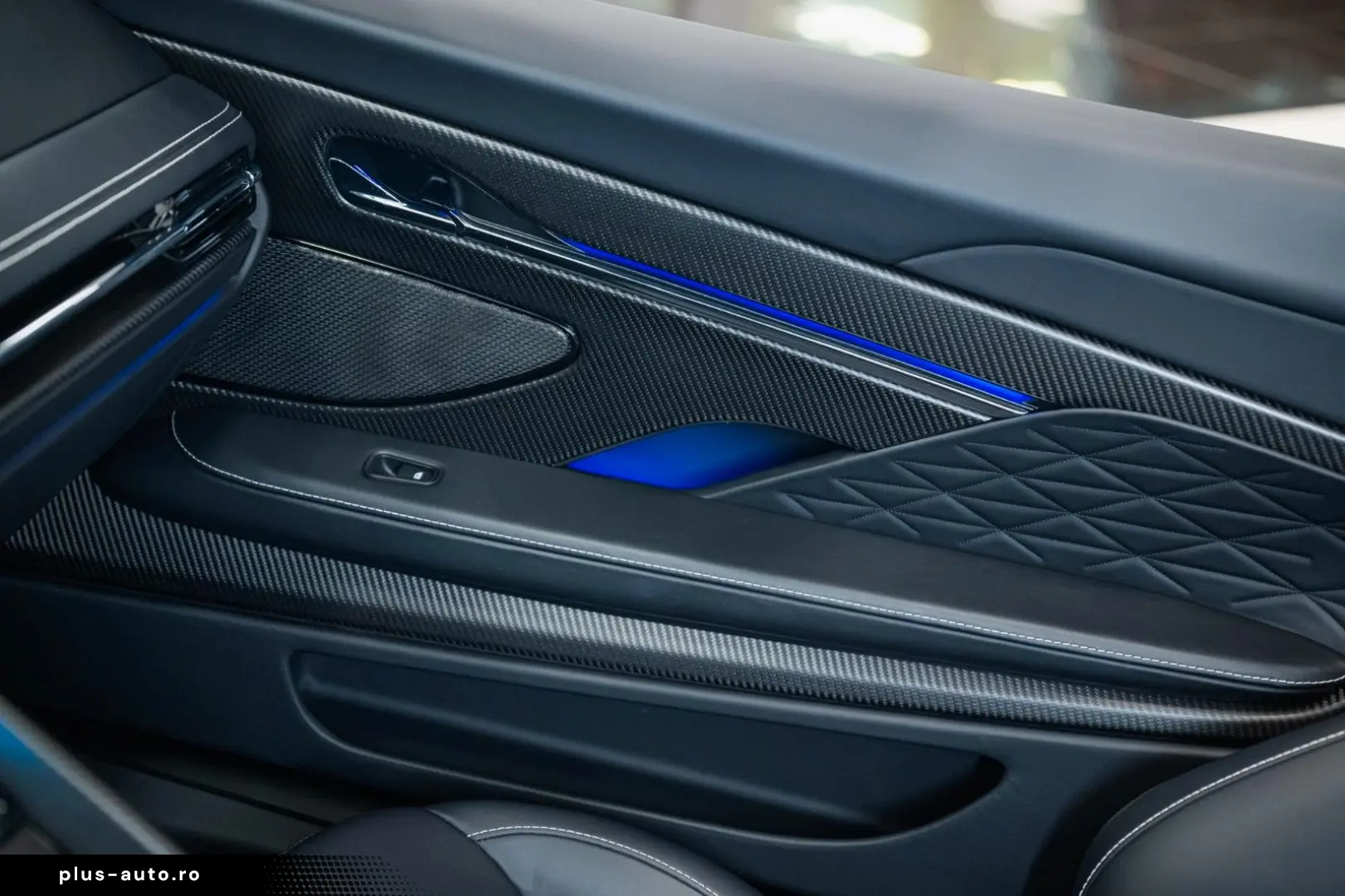 ASTON MARTIN DB12 Volante   Onyx Black   Carbon Interior