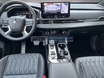 Mitsubishi Outlander Plug-in Hybrid TOP PANO • MI-PILOT 360