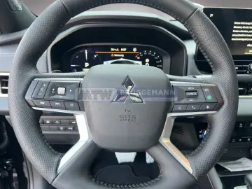 Mitsubishi Outlander Plug-in Hybrid TOP PANO • MI-PILOT 360