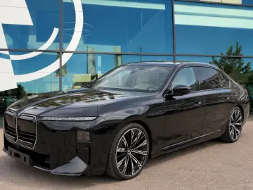 BMW 740 xDrive M Sport Pro_TV_B&W