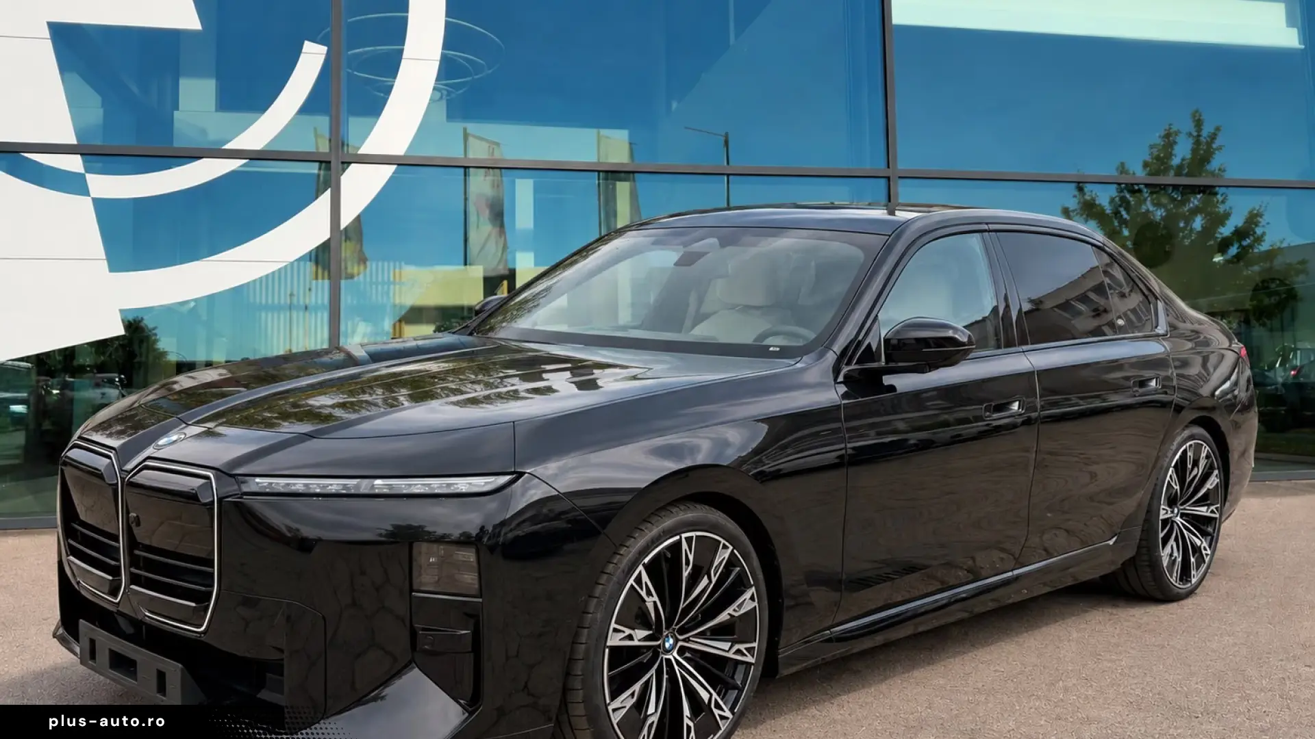 BMW 740 xDrive M Sport Pro_TV_B&W