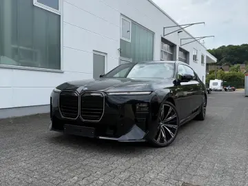 BMW 740 xDrive_B&W_Sky_Lounge_Crystal