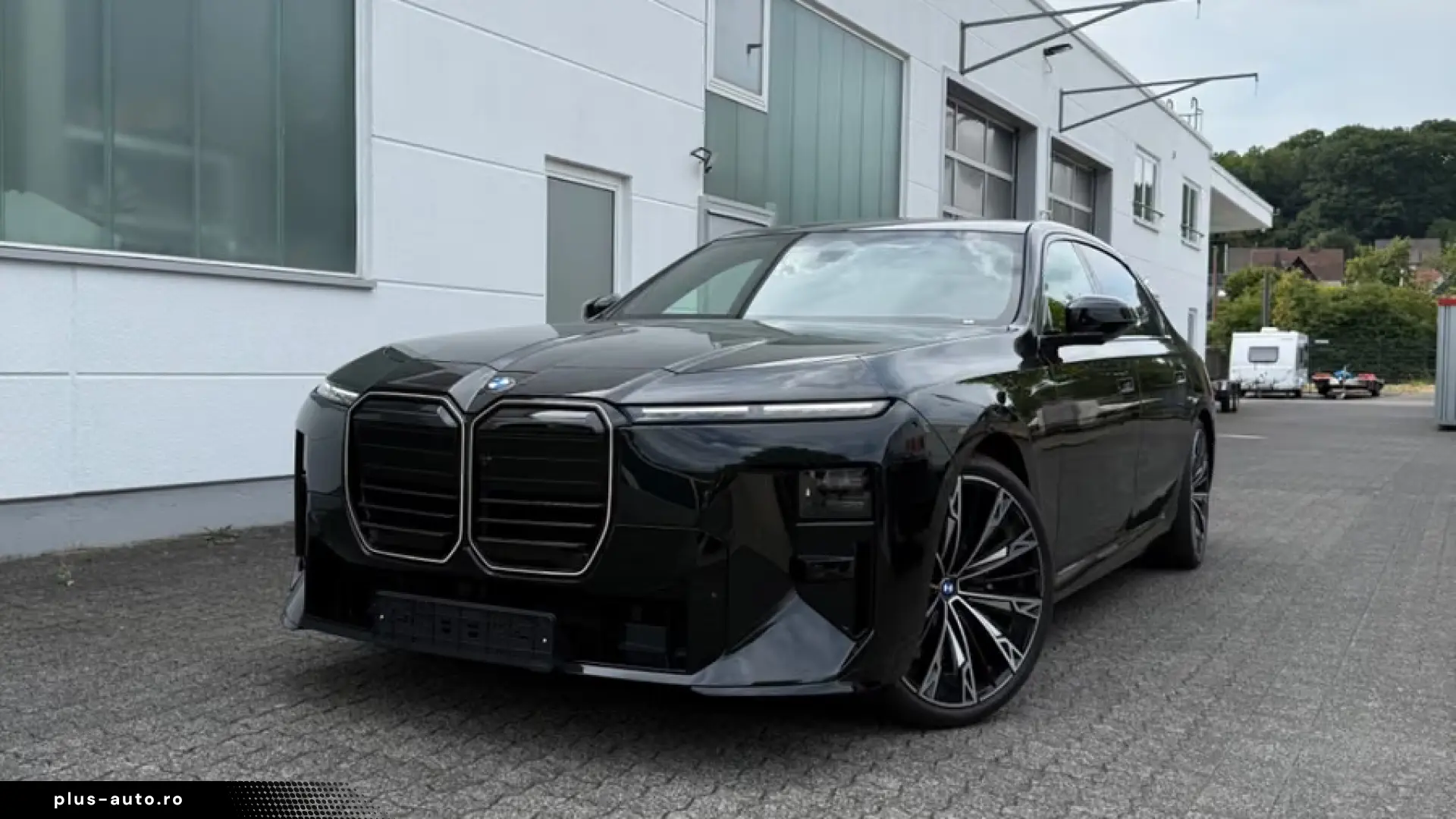 BMW 740 xDrive_B&W_Sky_Lounge_Crystal